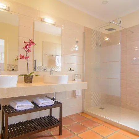 San Pedro 6 Bedroom Villa, Heated Pool, Bbq, Wifi Holiday home
