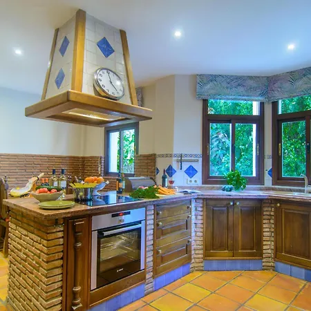San Pedro 6 Bedroom Villa, Heated Pool, Bbq, Wifi Holiday home Marbella