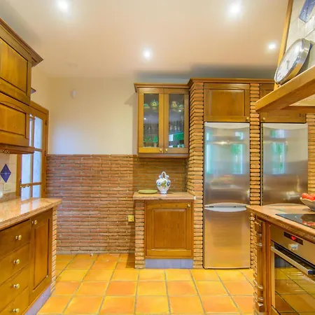 San Pedro 6 Bedroom Villa, Heated Pool, Bbq, Wifi *