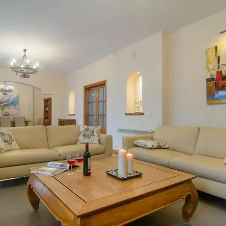 San Pedro 6 Bedroom Villa, Heated Pool, Bbq, Wifi