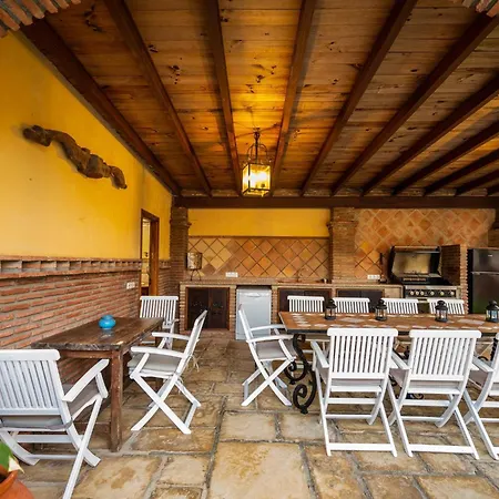 San Pedro 6 Bedroom Villa, Heated Pool, Bbq, Wifi *
