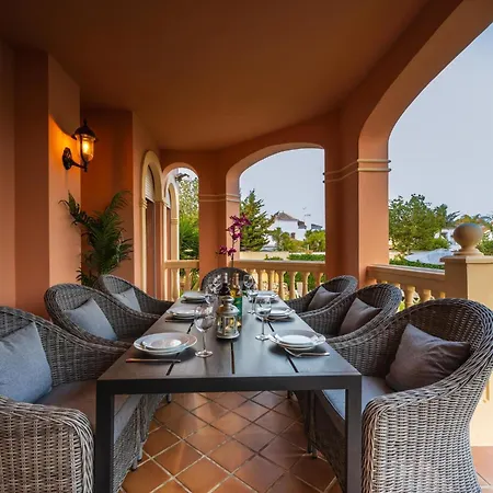 San Pedro 6 Bedroom Villa, Heated Pool, Bbq, Wifi